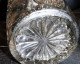 * Ancien, Grand Vase Blanc Transparent En Verre Soufflé, Circulaire Avec Facettes En Relief  (damiers Et Volutes) - Glas & Kristall