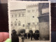 Photo Snapshot 1930 40 ITALIE Ville TODI Homme Femme Sur La Place Qui Regarde Quelque Chose Panneau Sur Un Mur - Places