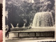 Photo Snapshot 1930 40 ITALIE Italie Rome Italie Rome Tivoli Villa D Este Homme, Assis à Côté D’un Jet D’eauau Bord De L - Places