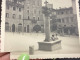 Photo Snapshot 1930 40 ITALIE Arezzo Pizza Grande Enfants, Qui Jouent Sur La Place Devant Statut Monument Qui Marche - Lugares