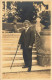 CARTE PHOTO NON IDENTIFIEE UN HOMME EN COSTUME ET PANAMA DANS UN ESCALIER PHOTO MEYER VITTEL - A Identificar