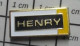 1618b Pin's Pins / Beau Et Rare : MARQUES / J'ME PRESENTE JE M'APPELLE HENRY - Marcas Registradas