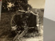 Photo Snapshot 1930 Briançon, Belle Jeune Femme, Allongée Sur Un Tracteur Matériel Agricole, Posé Au Bord D’un Chemin - Plaatsen