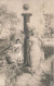 FANTAISIES - Une Femme Et Deux Enfants Au Parc - Animé - Carte Postale Ancienne - Vrouwen