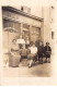 75 - N°83379 - PARIS - Hommes, Femmes Et Enfants Devant Un Restaurant - Commerce, Métier - Carte Photo à Localiser - Cafés, Hotels, Restaurants