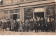 75 - N°83369 - PARIS - Groupe, Certains Avec Des Instruments Devant Un Café-restaurant - Commerce, Métier - Carte Photo - Cafés, Hôtels, Restaurants