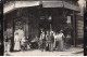 75 - N°83372 - PARIS - Groupe Devant Un Café Tabac - Maison Delseries - Commerce - Carte Photo à Localiser, Pliée - Cafés, Hôtels, Restaurants