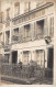 75 - N°83407 - PARIS - Homme Devant L'Hôtel Du Globe - Commerce - Carte Photo à Localiser - Cafés, Hôtels, Restaurants