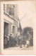 75 - N°84368 - PARIS - Personnes Devant L'Hôtel De La Poste - Commerce, Métier - Carte Photo à Localiser - Cafés, Hotels, Restaurants