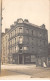 75 - N°84367 - PARIS - Café Au Coin D'une Rue, Plaque Chocolat Menier - Commerce, Métier - Carte Photo à Localiser - Cafés, Hôtels, Restaurants