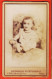 10476 / ⭐ Photo CDV 1890s PARIS IV ◉ Bébé Fillette Assise ◉ Photographie Hotel Ville MULLER & RAULT 48 Rue RIVOLI - Anonymous Persons