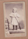 Ancienne Photographie CDV XIXe Portrait Petite Fille Plein Pied Avec Sa Carabine En Jouet H. Vocoret Paris - Old (before 1900)