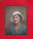 Photo Maton Couleur Jeune Femme Chapeau Commentaires Description Au Dos 3,7 Cm X5 Cm - Anonymous Persons