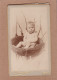 Ancienne Photographie CDV XIXe V. Daireaux Rue Bailleul Paris Enfant Bébé Dans Nid De Cigogne - Alte (vor 1900)