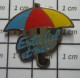 1618c Pin's Pins / Beau Et Rare / MARQUES / PARAPLUIE PARASOL ENTRE CIEL ET MER - Alimentation