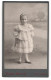 Fotografie Friedr. Gerwig, Pforzheim, Kleines Mädchen Im Weissen Kleid Mit Haarschleife  - Personnes Anonymes