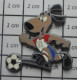 1618c Pin's Pins / Beau Et Rare / SPORTS / FOOTBALL MONDIAL 94 USA MASCOTTE CHIEN - Calcio