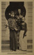 Ned. Indie - Indonesia  // Java - Javaansche Bruidspaar Met Bruidsjonker 1916 Keepje Rand Rechts - Indonesië