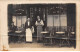 75 - N°85873 - PARIS - Serveurs Sur Le Pas De Porte D'un Café - Carte Photo à Localiser, Pliée Vendue En L'état - Cafés, Hotels, Restaurants