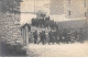 Militaire - N°86425 - Militaires Marchant Dans Un Village - Carte Photo - Sonstige & Ohne Zuordnung