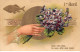 1er Avril - N°87523 - Avec Cette Fleur, Je Vous Offre Mon Coeur - Main Tenant Des Violettes - Carte Gaufrée - 1er Avril - Poisson D'avril