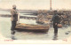 Sports - N°89234 - Pêche - A Good Catch - Hommes Près D'une Barque, L'un Montrant Sa Pêche - Visvangst
