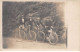 Automobile - N°89150 - Trois Hommes Sur Des Vélos Près D'un Homme Sur Une Moto - Carte Photo - Motorfietsen