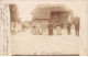 18 - N°90379 - BOURGES (Alentours) - Hommes, Femmes Et Enfants Dans Une Rue - Carte Photo - Bourges