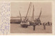 80 - N°90579 - LE CROTOY - Personnes Dans Des Grandes Barques échouées Sur La Plage - Carte Photo - Le Crotoy