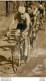 CYCLISME 08/1956 RIVIERE VERS LA VICTOIRE  DU TOUR D'EUROPE PHOTO DE PRESSE 18X13CM - Wielrennen