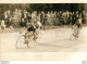 CYCLISME COURSE ELIMINATOIRE DE VITESSE DES JEUNES  DELEBARRE RIGAUT   PHOTO DE PRESSE 14X10CM - Wielrennen