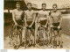 CYCLISME  08/1961 SPRINTERS AMATEURS AU PARC ICI LES FRERES SURRUGUE ET SUIRE ET BERTIN PHOTO DE PRESSE 18X13CM - Wielrennen