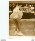 TENNIS 06/1961 WIMBLEDON ILSE BUDING ET SA PETITE CULOTTE VAINQUEUR FACE A HALES  PHOTO DE PRESSE 18X13CM - Sport