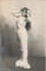 CARTE PHOTO - Femme - En Robe - Fleurs - Carte Postale Ancienne - Fotografie