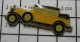 410B Pin's Pins / Beau Et Rare / AUTOMOBILES / GRANDE LIMOUSINE ANNEES 30 JAUNE ET NOIRE - Sonstige & Ohne Zuordnung