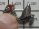 516B Pin's Pins / Beau Et Rare / ANIMAUX / JOLIE PETITE OIE METAL BLANC AVEC UN FOULARD ROUGE - Animales