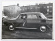 Photo Ancienne, Voiture Skoda 110, Jeune Homme Conducteur Posant Avec Une Cigarette à La Main, Années 1970 - Auto's