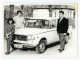 Photo Ancienne, Automobile, Famille Posant Avec Une Voiture Fiat 1300 / Zastava 1300, Yougoslavie, Années 1970 - Automobile
