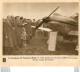 TOUSSUS LE NOBLE AERODROME MR TILLON EXAMINE LES NOUVEAUX MODELES D'AVIONS  ROCHE AVIATION  DOCUMENT FEUILLET 24 X 20 CM - Autres & Non Classés