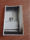 560 // PHOTO 11 X 7 CMS / HOMME CACHE DANS LES TOILETTES ??? OU AUTRE - Anonyme Personen