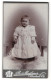 Fotografie R. Meissner, Neustadt A.D., Portrait Niedliches Kleinkind Im Kleidchen Auf Einem Fell  - Personnes Anonymes