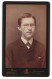 Fotografie E. Rose, Wernigerode, Portrait Junger Herr Im Anzug Mit Fliege Und Zwicker  - Personnes Anonymes