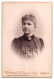 Fotografie M. Ackermann Nachf., Goerlitz, Portrait Junge Dame Im Hübschen Kleid Mit Kragenbrosche  - Anonyme Personen