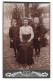 Fotografie Cabinet Portrait, Ort Unbekannt, Sitzende Dame In Weisser Bluse Mit Stehendem Kleinen Jungen Und Mädchen  - Anonieme Personen