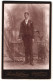 Fotografie Shakell & Clauss, New York, Junger Mann In Dunklem Anzug Mit Weisser Fliege Und Ansteckblume  - Anonieme Personen