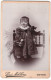 Fotografie Louis Mehlhorn, Geyer, Kleinkind In Gestreiftem Kleid Und Mit Körbchen Steht Auf Einem Stuhl  - Anonieme Personen