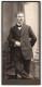 Fotografie W. Lau, Hartha, Portrait Charmanter Herr Im Anzug Mit Krawatte  - Anonieme Personen