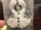 Portrait D’enfant Fille, Debout Sur Un Tabouret, Déguisé En Pierrot, Robe Blanche Avec Point Noir Terni - Portraits