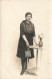 CARTE PHOTO - Femmes - Fleur Dans Une Vase - Table - Sac à Main - Carte Postale Ancienne - Photographie