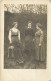 CARTE PHOTO NON IDENTIFIEE TROIS JEUNES FEMMES DANS UN CHAMP EN MAI 1918 - Da Identificare